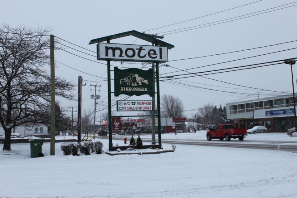 Auberge - Motel Le Pigeonnier Farnham Bagian luar foto