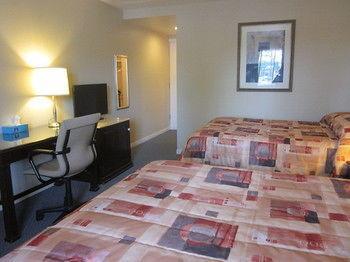 Auberge - Motel Le Pigeonnier Farnham Bagian luar foto