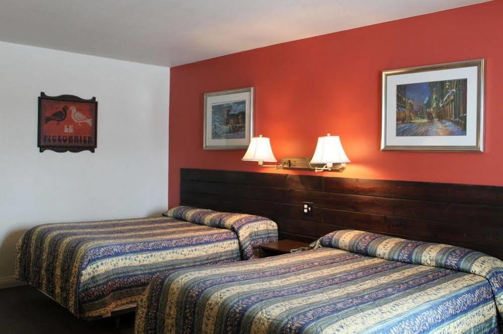 Auberge - Motel Le Pigeonnier Farnham Bagian luar foto